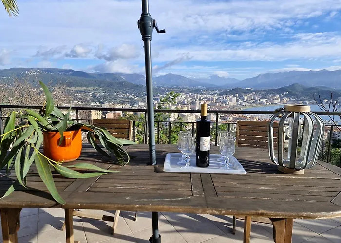 VILLA BELVEDERE D\'AJACCIO, VILLA ENTIERE VUE MER POUR 2 à 10 VOYAGEURS